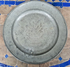 Zinnteller mit floralem Motiv