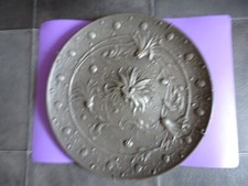 Zinnteller mit Chrysanthemen